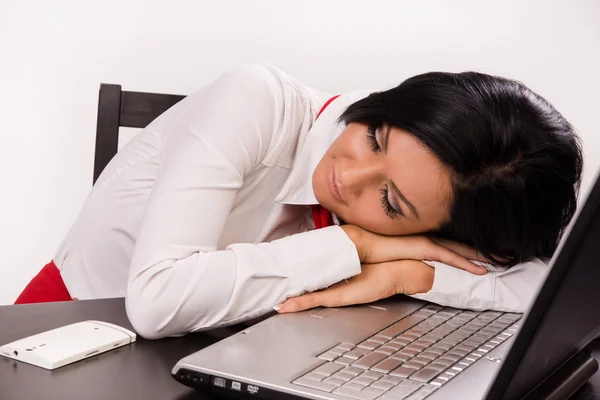 Sovande flicka på office tabell — Stockfoto