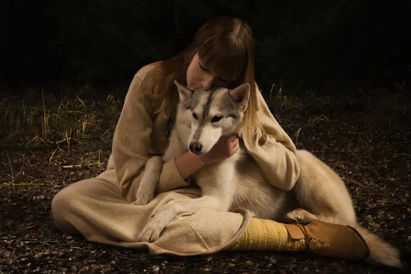 Eslavo menina e siberiano husky na floresta profunda — Fotografia de Stock