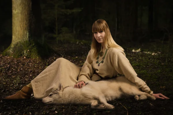 Eslavo menina e siberiano husky na floresta profunda — Fotografia de Stock