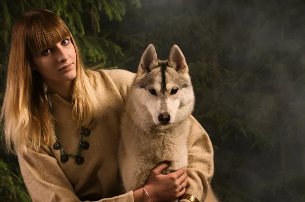 Eslavo menina e siberiano husky na floresta profunda — Fotografia de Stock