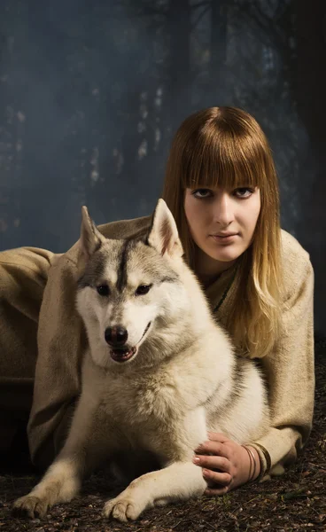 Eslavo menina e siberiano husky na floresta profunda — Fotografia de Stock