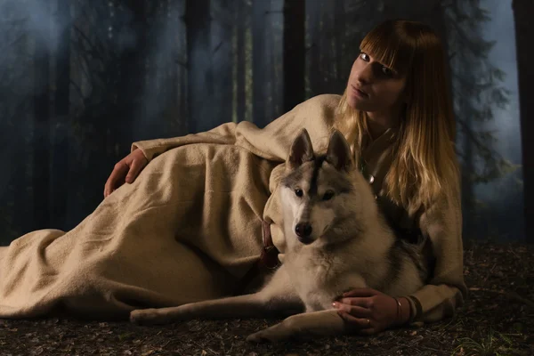 Chica eslava y husky siberiano en el bosque profundo — Foto de Stock