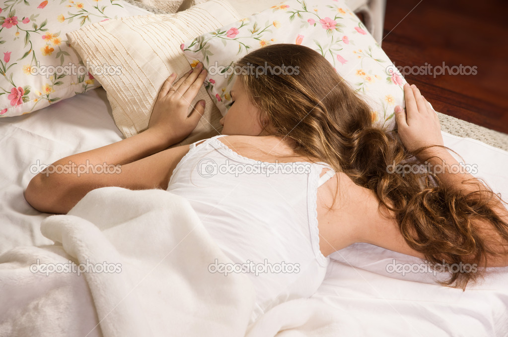 Qué estará haciendo ahora...? - Página 4 Depositphotos_17371529-stock-photo-sensual-girl-sleeping-in-the