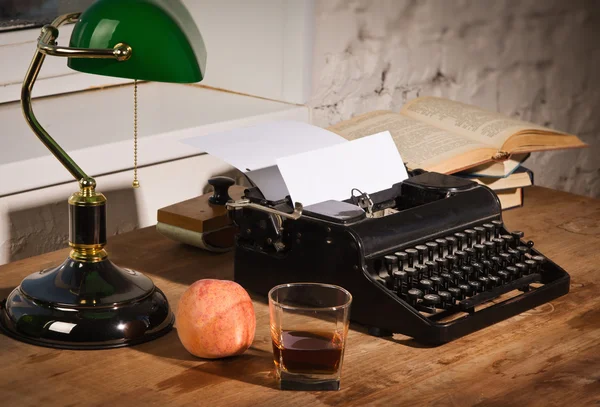 Vintage Stilleben med skrivmaskin — Stockfoto