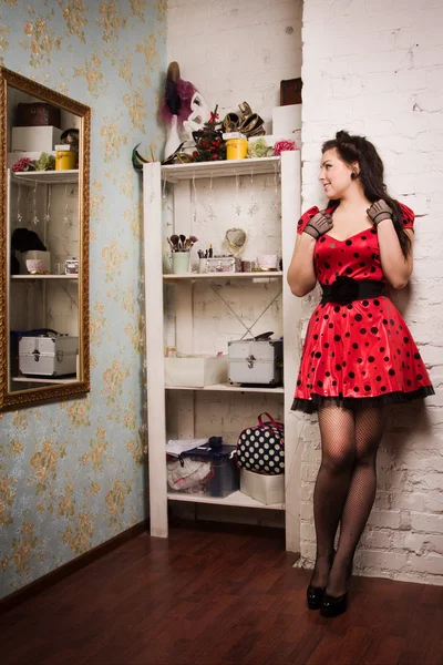 Menina Pin-up no interior do boudoir — Fotografia de Stock