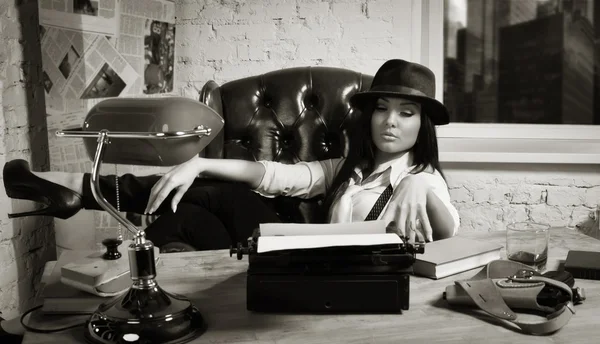 Retro detective girl sits at a table — Stock Photo, Image