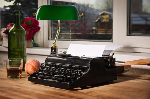 Natura morta vintage con macchina da scrivere — Foto Stock