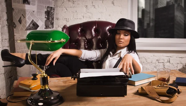 Retro nyomozó lány ül egy asztalnál — Stock Fotó