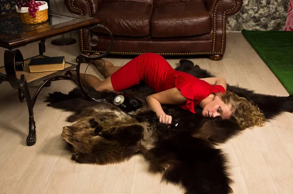 犯罪现场模拟: 死气沉沉的金发美女躺在地板上 — 图库照片