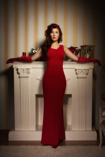 Senhora na moda em um vestido vermelho — Fotografia de Stock