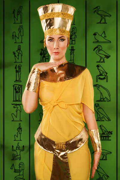 Egyptian woman in costume of the Pharaoh — Stock Photo, Image