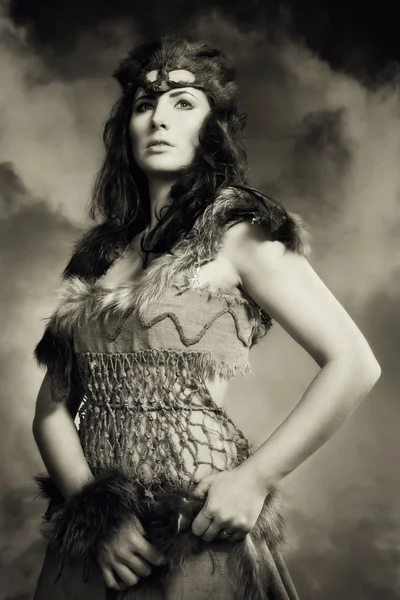 Женщина в меховом костюме амазонки — стоковое фото