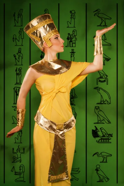Egyptian woman in costume of the Pharaoh — Stock Photo, Image