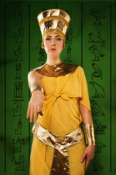 Egyptian woman in costume of the Pharaoh — Stock Photo, Image