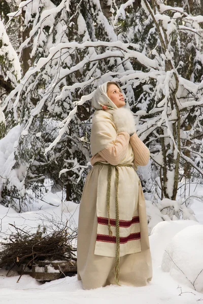 Ryska flickan i vinter skogen — Stockfoto