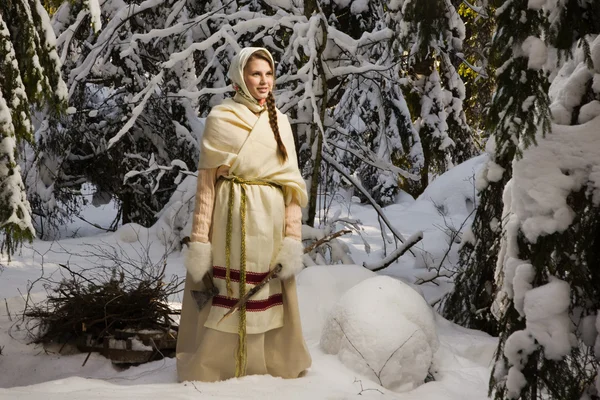 Menina russa com um trenó nos bosques de inverno — Fotografia de Stock