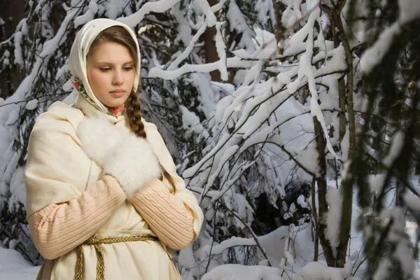 Russe belle fille dans la forêt d'hiver — Photo