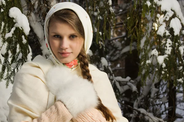 Menina bonita russa na floresta de inverno — Fotografia de Stock