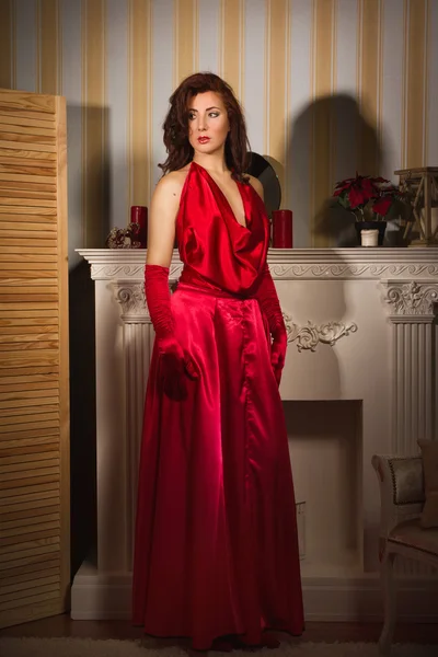 Kırmızı elbiseli şık Bayan — Stok fotoğraf