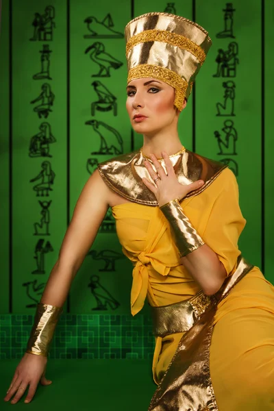 Femme égyptienne en costume du Pharaon — Photo