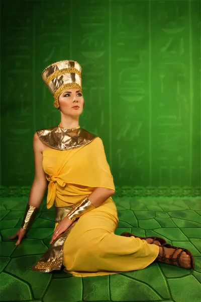 Mujer egipcia disfrazada del faraón — Foto de Stock