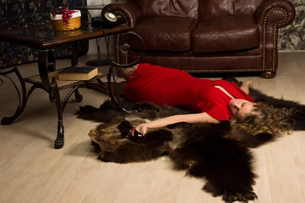犯罪シーンのシミュレーション: 床に横たわって死んで金髪 — ストック写真
