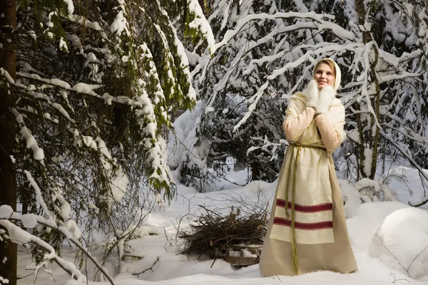 Russisches Mädchen im Winterwald — Stockfoto