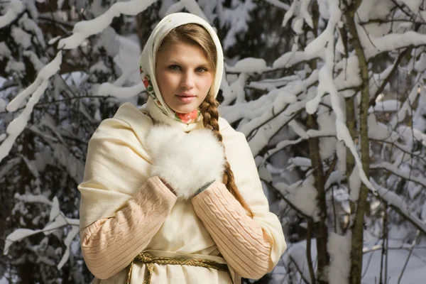 Russo bella ragazza nella foresta invernale — Foto Stock