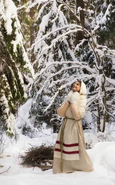 Russisch meisje in de winter bos — Stockfoto