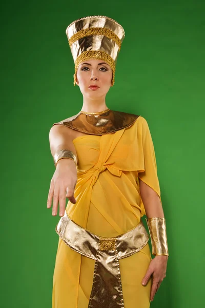 Femme égyptienne en costume du Pharaon — Photo