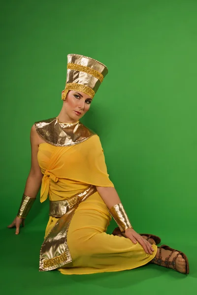 Femme égyptienne en costume du Pharaon — Photo