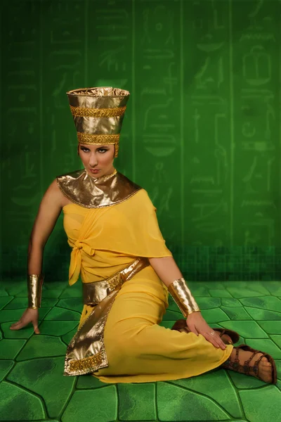 Egyptische vrouw in kostuum van de farao — Stockfoto