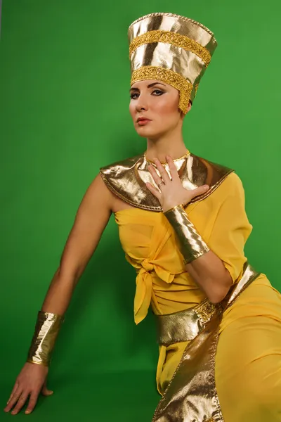 Egyptisk kvinna i kostym av Farao — Stockfoto