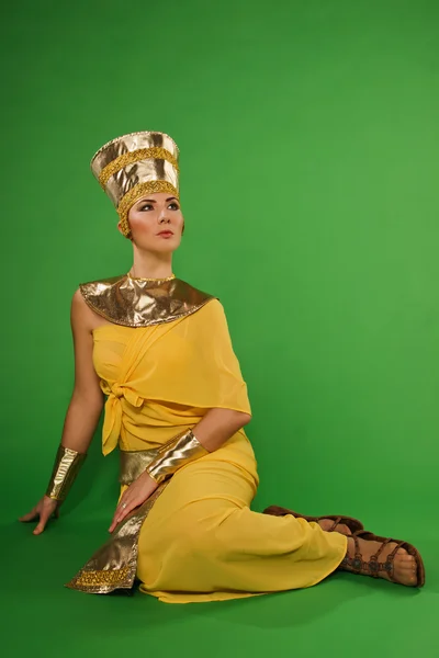 Femme égyptienne en costume du Pharaon — Photo