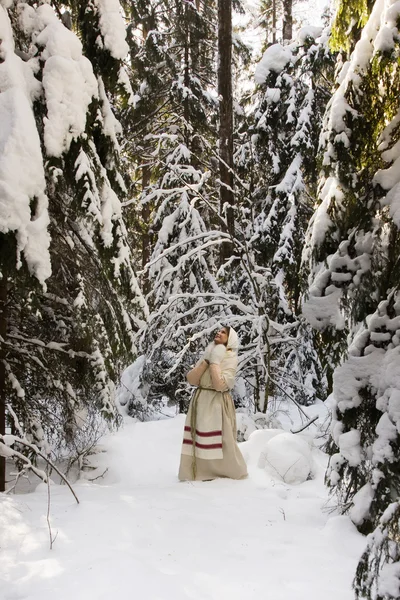 겨울 숲에서 러시아 여자 — 스톡 사진