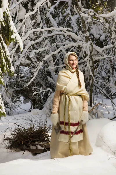 Ryska flickan med en släde i vinter skogen — Stockfoto