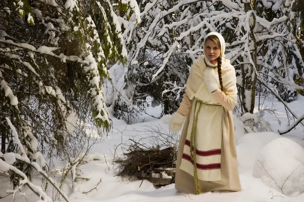 Menina russa com um trenó nos bosques de inverno — Fotografia de Stock