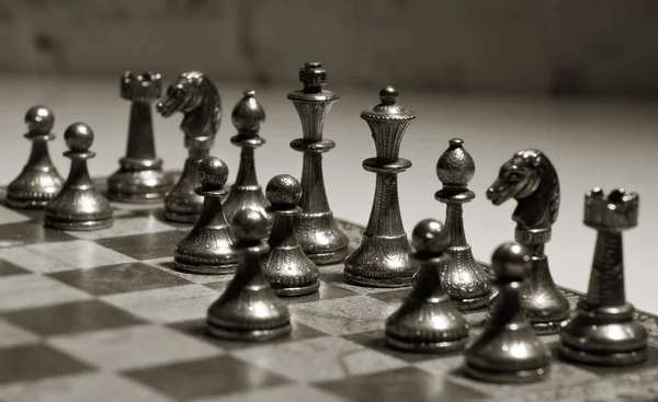Ajedrez en un tablero de ajedrez —  Fotos de Stock
