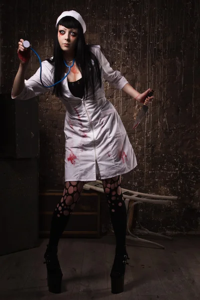Szalona pielęgniarka żyje z nożem w ręku — Zdjęcie stockowe