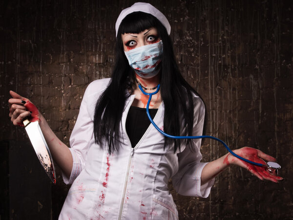 Сумасшедшая мертвая медсестра с ножом в руке
