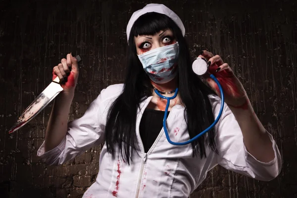 손에 있는 칼으로 미친 죽은 간호사 — 스톡 사진