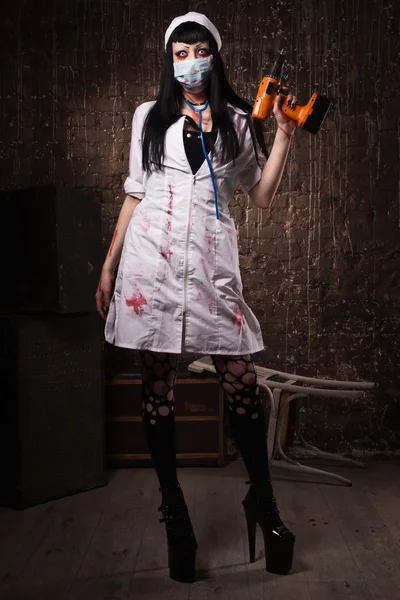 Божевільна мертва медсестра з дрилем в руці — стокове фото