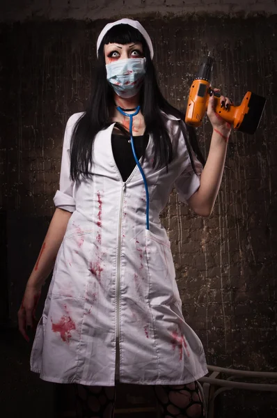 Verrückte tote Krankenschwester mit Bohrer in der Hand — Stockfoto