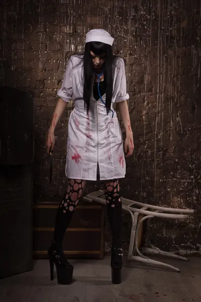 Enfermeira morta louca com faca na mão — Fotografia de Stock