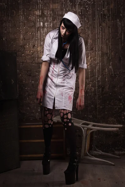 Verrückte tote Krankenschwester mit Messer in der Hand — Stockfoto