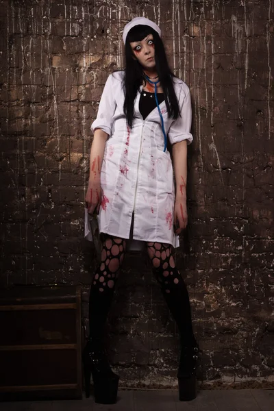Божевільна мертва медсестра з ножем в руці — стокове фото