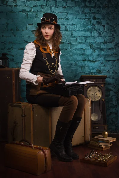 Parní punk girl a starý psací stroj — Stock fotografie