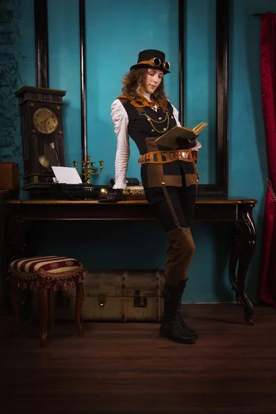 Steam punk fille avec vieux livre — Photo