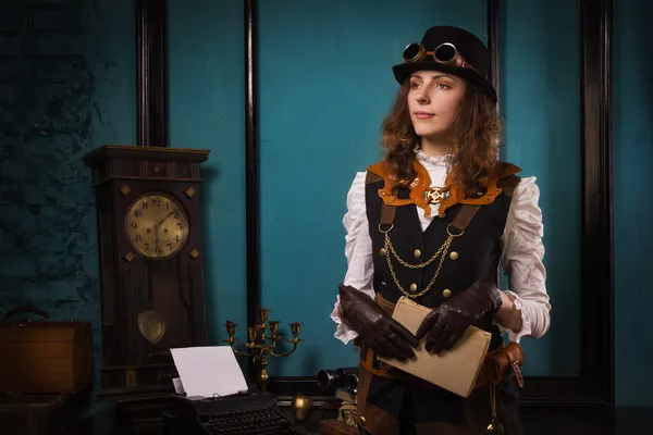 Steam punk fille avec vieux livre — Photo