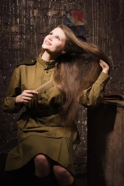 Советская женщина-солдат в форме Второй мировой войны расчесывает волосы — стоковое фото